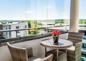 Cam Balkon Sallanıyor Neden? Cam Balkon Düşer mi?