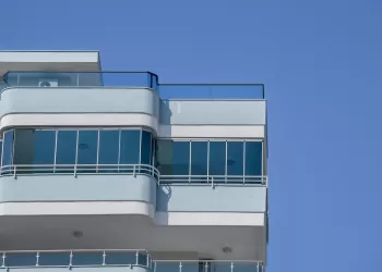 Cam Balkon Sürgülü mü Katlanır mı Daha İyi?