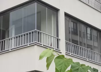 Albert Genau Cam Balkon