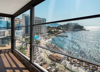 Albert Genau Tam Balkon